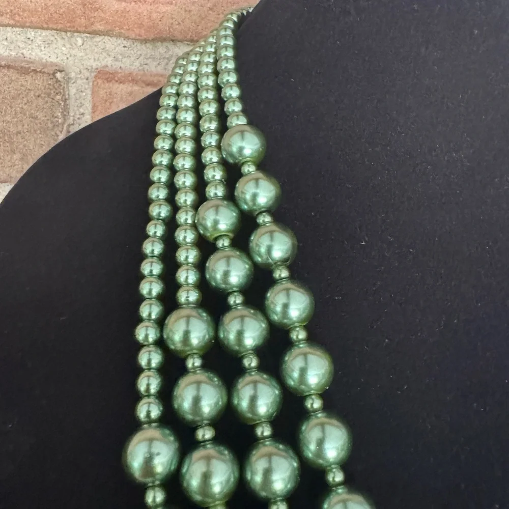 Elegant layered Green Pearl Necklace - Picture 3 of 8